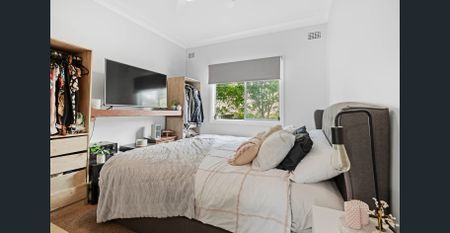 Spacious 3-Bedroom Home with Double Garage & Generous Yard - Photo 5