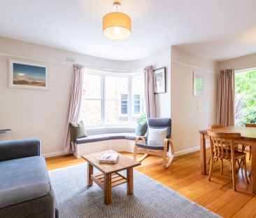 Stylish and Sun Drenched Apartment in Prime Location – FURNISHED - Photo 1