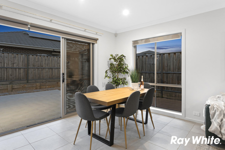 MODERN FOUR BEDROOM Family Residence in Prime Schofields Location! - Photo 4