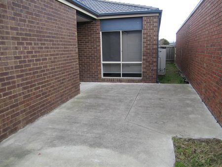 MODERN 4 BEDROOM FAMILY HOME IN GREAT LOCATION, CLOSE ALL AMENITIES - Photo 4