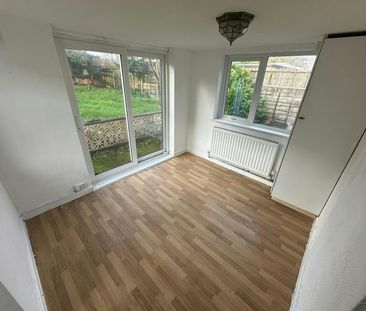 Detached bungalow to rent on - Photo 4
