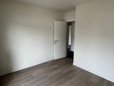 Hoogwaardig, eigentijds appartement met ondergrondse staanplaats - Photo 2