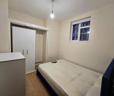 4 bedroom flat to rent - Photo 2