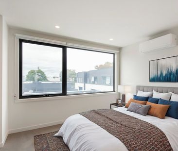 BRAND NEW TOWNHOUSE LOCATED IN THE NEWLY FORMED PIPER PLACE! - Photo 4