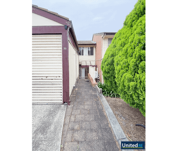 Three Bedroom Town House - Close to Amenities - Photo 5