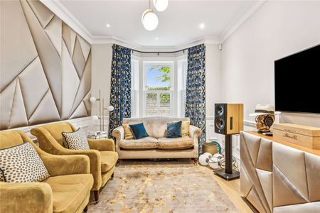 A spectacular five bedroom townhouse with garage in the heart of Barnes village - Photo 2