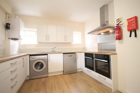 1 bedroom in a house share to rent - Photo 2