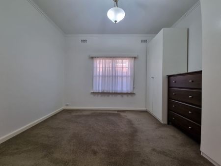 Perfect Family Home with Exceptional Rear Gardens - Photo 5