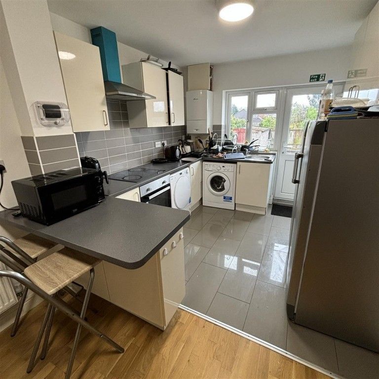 5 BED House share To rent - Photo 1