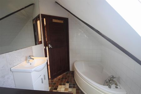 Studio flat to rent in Whitchurch Lane, Edgware, HA8 - Photo 4