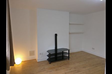 3 Bed Flat, Tollgate Rd, E16 - Photo 3