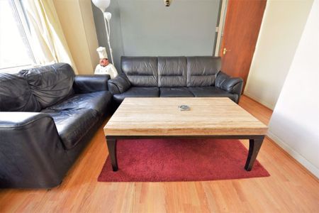 3 bedroom Flat in Hollybank, Leeds - Photo 4