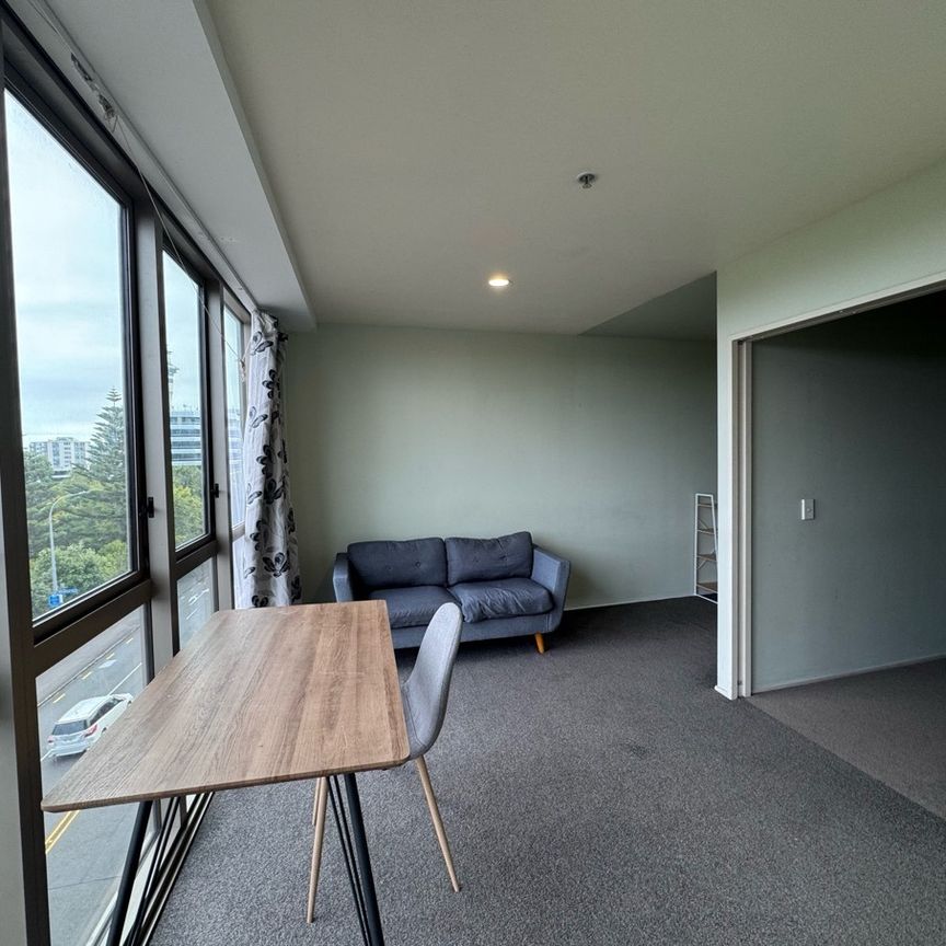 Modern, Furnished Corner Apartment in Prime Auckland Location - Photo 1