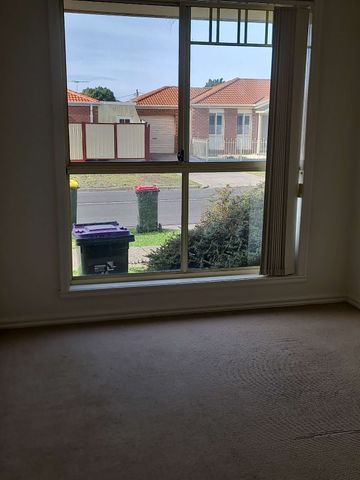 Altona Meadows - Photo 2