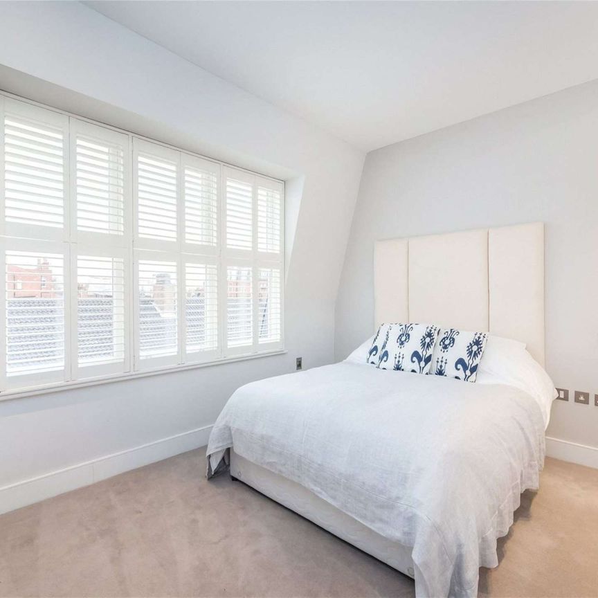 A beautifully presented two bedroom two bathroom property based just off the popular "Beach" section of the Fulham Road - Photo 1