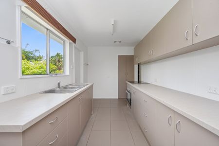 Three Bedroom Family Home - Photo 2