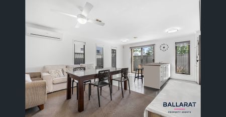 Fully Furnished Home in Quiet Court Location - Photo 2