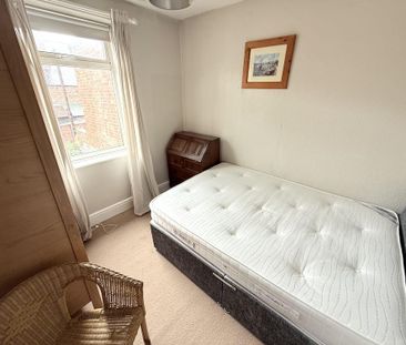 3 bedroom flat to rent - Photo 4