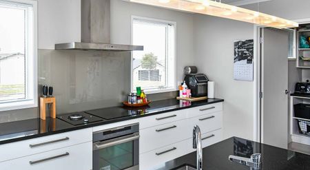 Executive living in Pokeno! - Photo 2