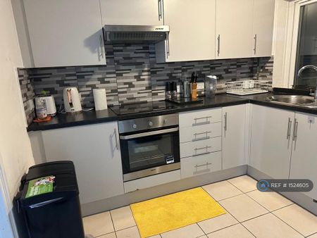 3 bedroom semi-detached house to rent - Photo 4