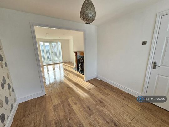 3 bedroom end of terrace house to rent - Photo 1