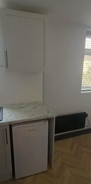 Room in a Shared House, Grayscroft Avenue, SW16 - Photo 1