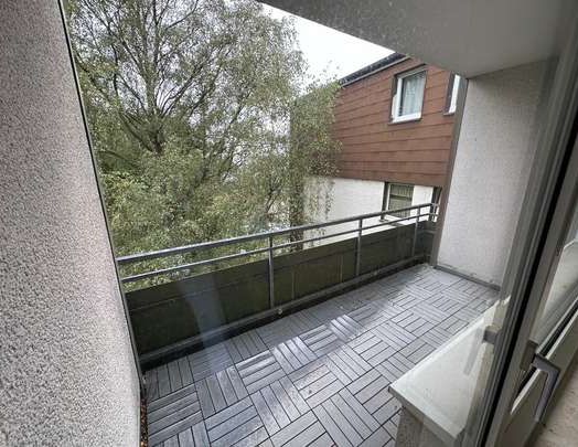 Große 4 Zimmer Wohnung mit Balkon und Einbauküche! - Foto 1