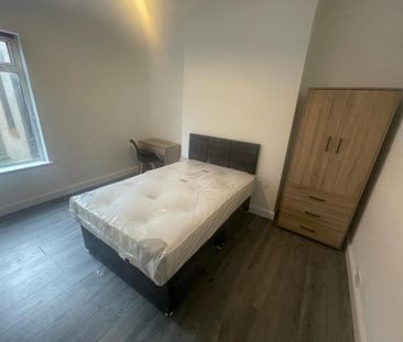 4 bedroom end of terrace house to rent - Photo 4