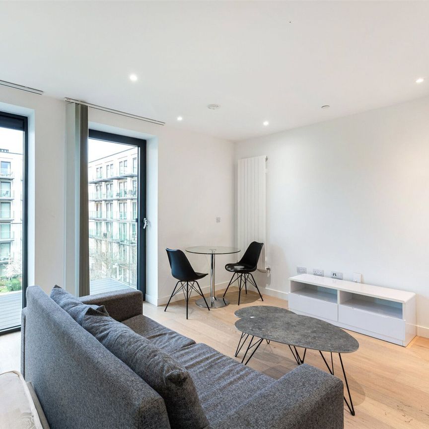 Royal Crest Avenue, London, E16 flat to rent - Photo 1