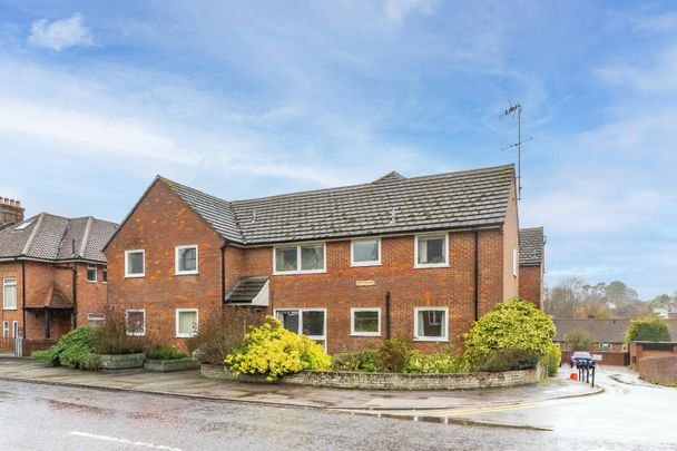 2 bedroom Flat To Let - Photo 1