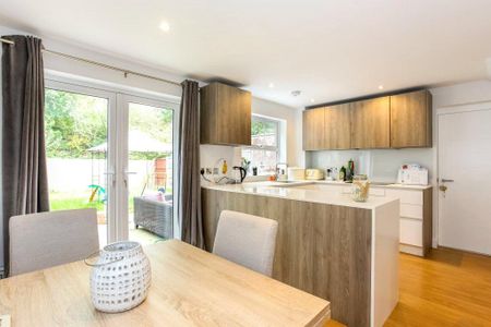 3 bedroom link detached house to rent - Photo 5