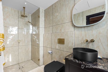 Indulge in Unrivalled Bayside Luxury – A 5-Star Fully Furnished Beachside Sanctuary - Photo 5
