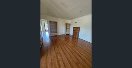 @ Top floor distant views - great location - Photo 2