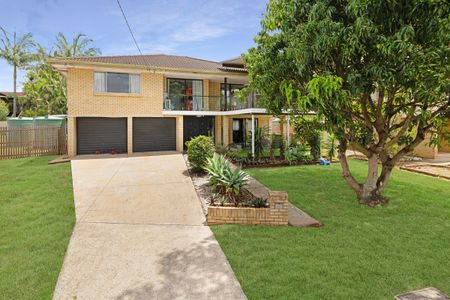 Dual Living Family Home with Air Conditioning In Quiet Cul-De-Sac! - Photo 2