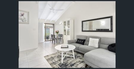 Stylish 2-Bedroom End-Unit in Quiet Cul-de-Sac - Photo 2