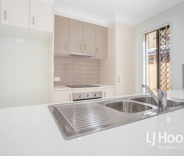 Modern 3 Bedroom Home Offering Family Lifestyle! - Photo 4