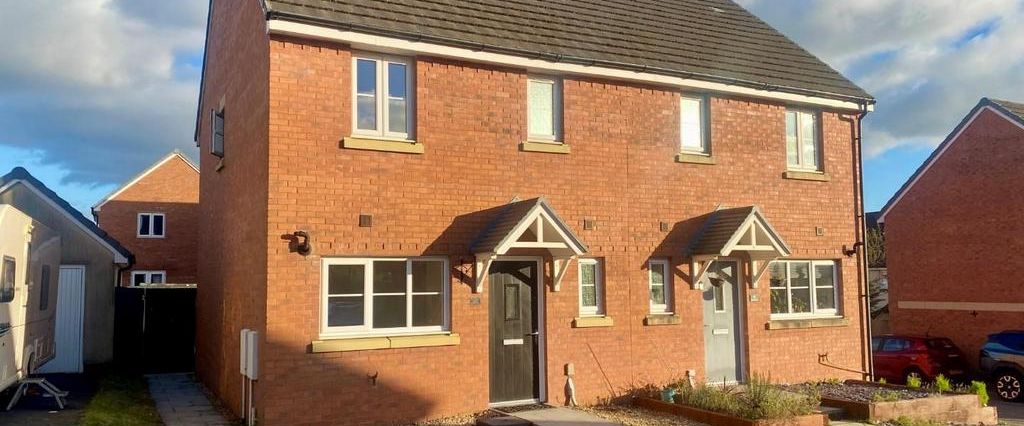 3 bedroom semi-detached house to rent - Photo 1