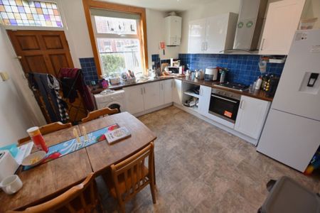 3 bedroom House in Hyde Park, Leeds - Photo 4