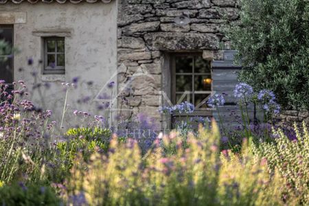 Mas provençal avec vue exceptionnelle sur le village de Gordes - Photo 3