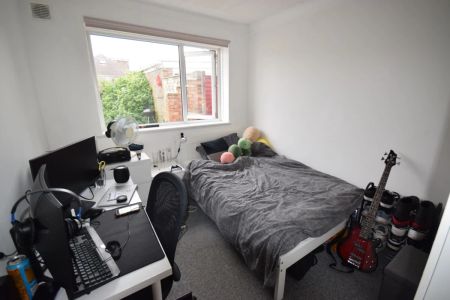 To Rent Bryant Road, Wallisdown, Poole, BH12 £2,850 pcm Tenancy Info - Photo 4