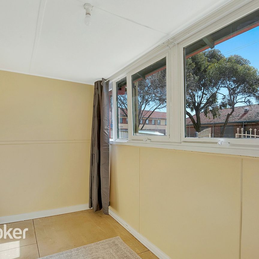 Charming Villa in Central Woodville Location - Photo 1