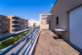Apartamento T1 com terraço e lugar de garagem situado no Campo Alegre
