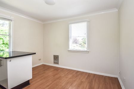 33 Lawson Crescent, Orange. - Photo 5