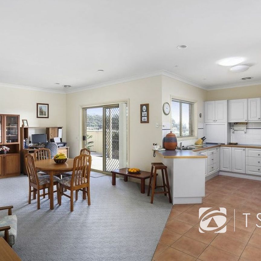 Comfort, Space & Convenience in Kennington - Photo 1