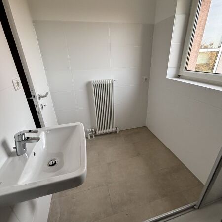 Sonnige Aussichten in ruhiger Grünlage: großzügige 2-Zimmer-Wohnung mit gemütlichem Balkon, moderner Dusche und heller Küche im 3. OG (inkl. Aufzug) – ideal für Singles oder Paare in Steyr-Münichholz! - Photo 1