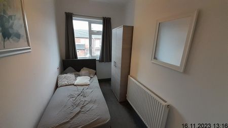 1 bedroom in a house share to rent - Photo 2