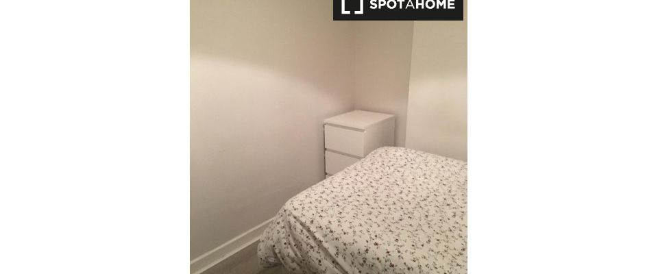 Rooms for rent in 8-bedroom house in Drumcondra, Dublin - Photo 1