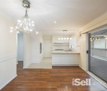 Beautiful Family Home in Prime Location! - Photo 4