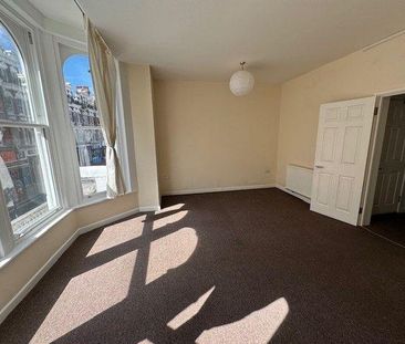 Semi detached house to rent - Photo 3