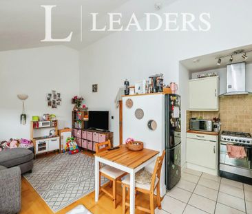 2 bedroom bungalow to rent Marine Walk, Hayling Island, PO11 - Photo 1